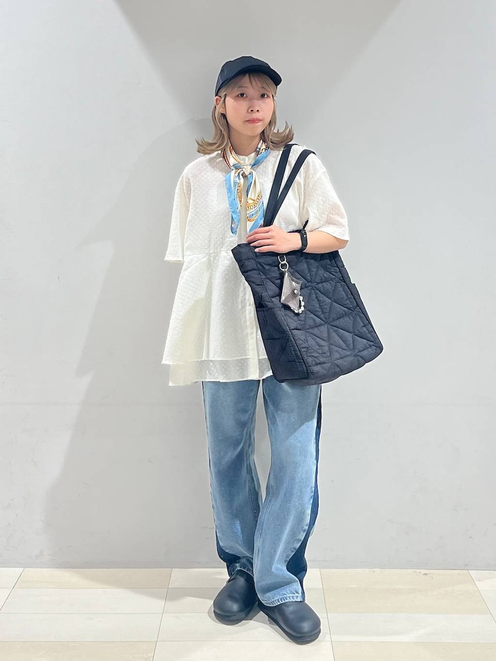 ブラック系のトートバッグ、ホワイト系のキャミソール、ブラック系のサンダルを着用したレディースの夏コーディネートの7枚目の写真