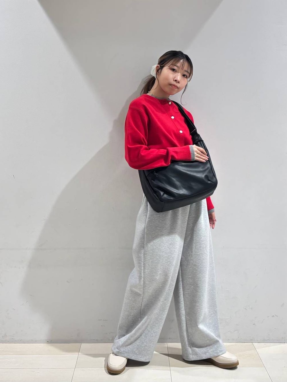 ホワイト系のローファー、ブラック系のショルダーバッグ、グレー系のスウェットパンツを着用したレディースの冬コーディネートの7枚目の写真