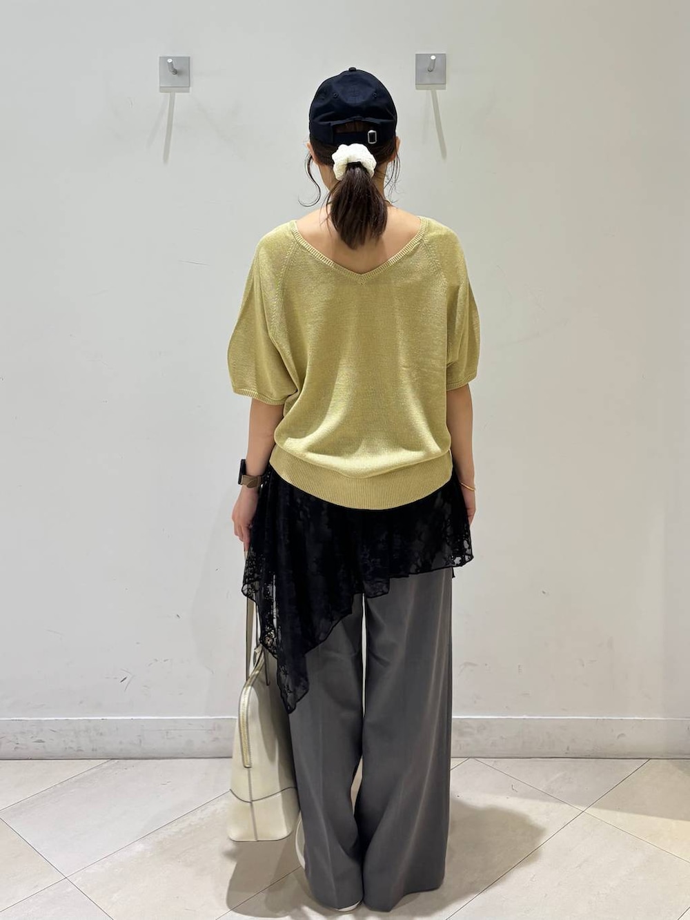 ホワイト系のスニーカー、イエロー系のTシャツ/カットソー、ブラック系のその他トップスを着用したレディースの夏コーディネートの5枚目の写真