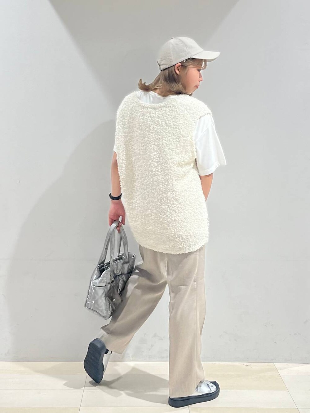 シルバー系のトートバッグ、シルバー系のサンダル、ベージュ系のその他パンツを着用したレディースの夏コーディネートの6枚目の写真