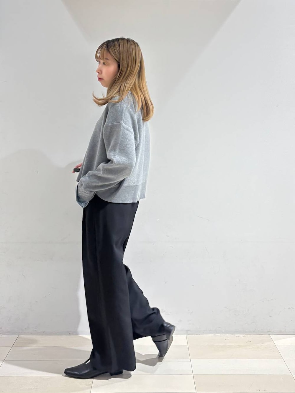 その他のショルダーバッグ、ブラック系のその他パンツ、ブラック系のパンプスを着用したレディースの秋コーディネートの7枚目の写真