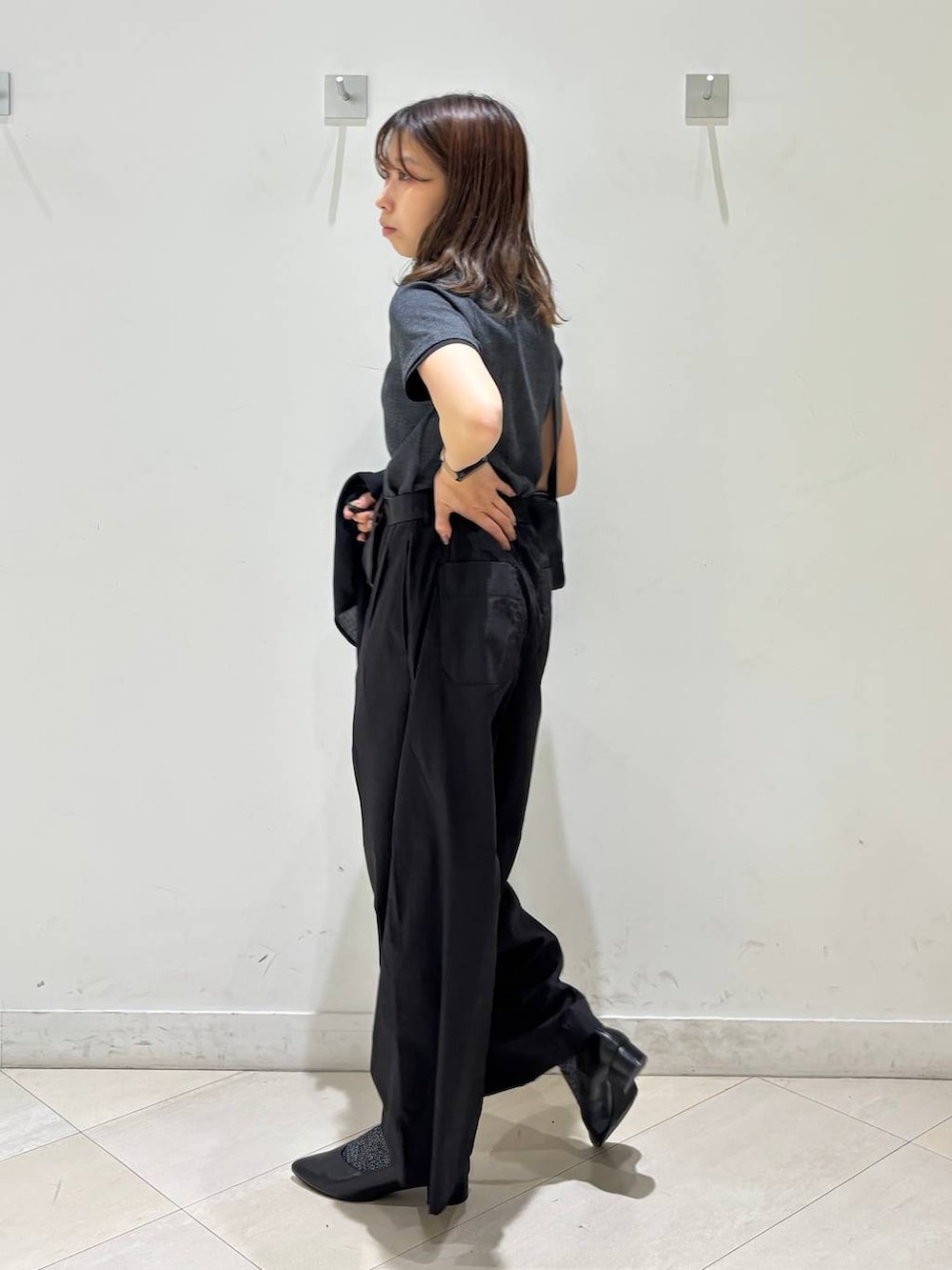 ブラック系のパンプス、ブラック系のショルダーバッグ、ブラック系のその他パンツを着用したレディースの夏コーディネートの6枚目の写真