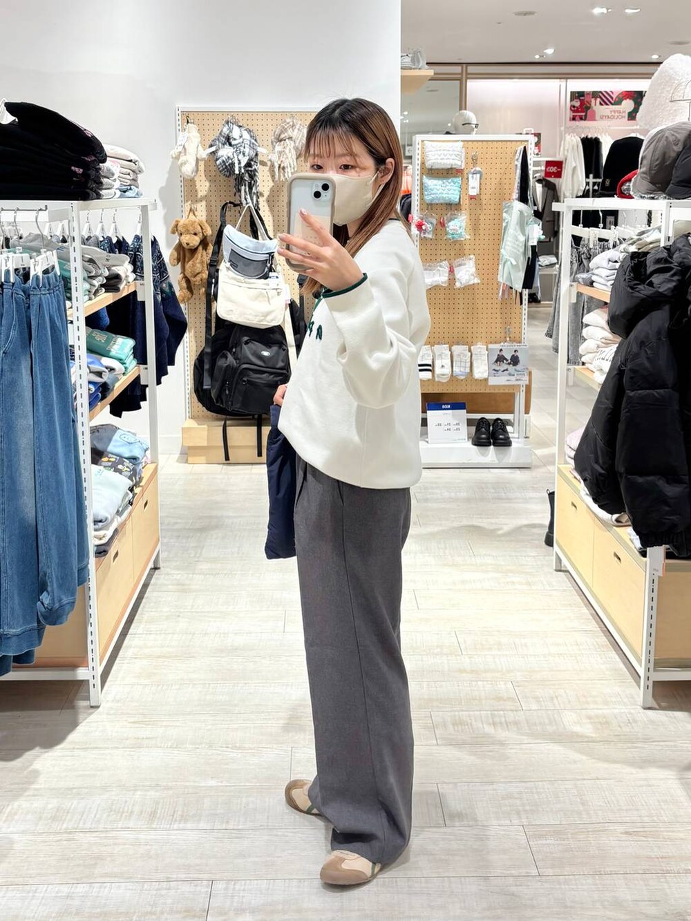 グレー系のその他パンツ、ホワイト系のニット/セーターを着用したレディースの冬コーディネートの3枚目の写真