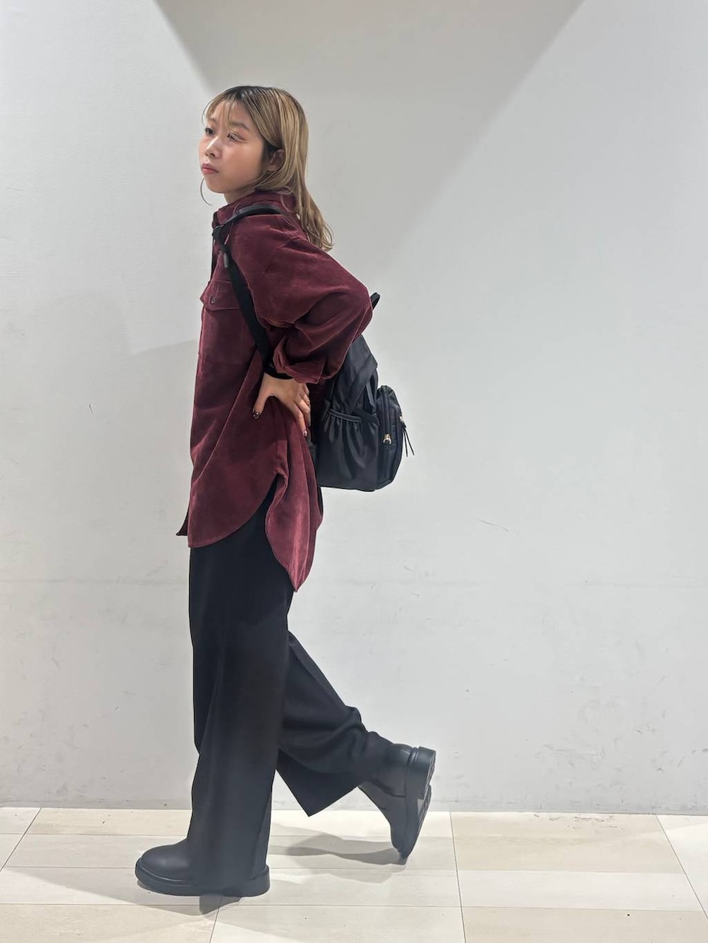 ブラック系のバックパック/リュック、レッド系のシャツ/ブラウス、ブラック系のTシャツ/カットソーを着用したレディースの秋コーディネートの9枚目の写真