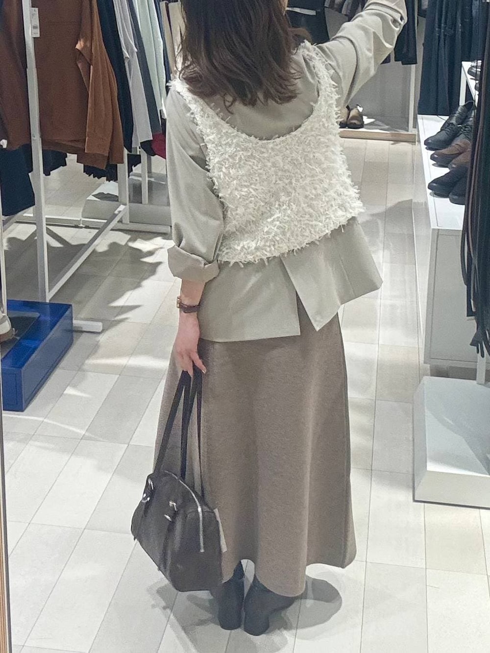 ブラウン系のローファー、ホワイト系のキャミソール、ベージュ系のテーラードジャケットを着用したレディースの春コーディネートの4枚目の写真