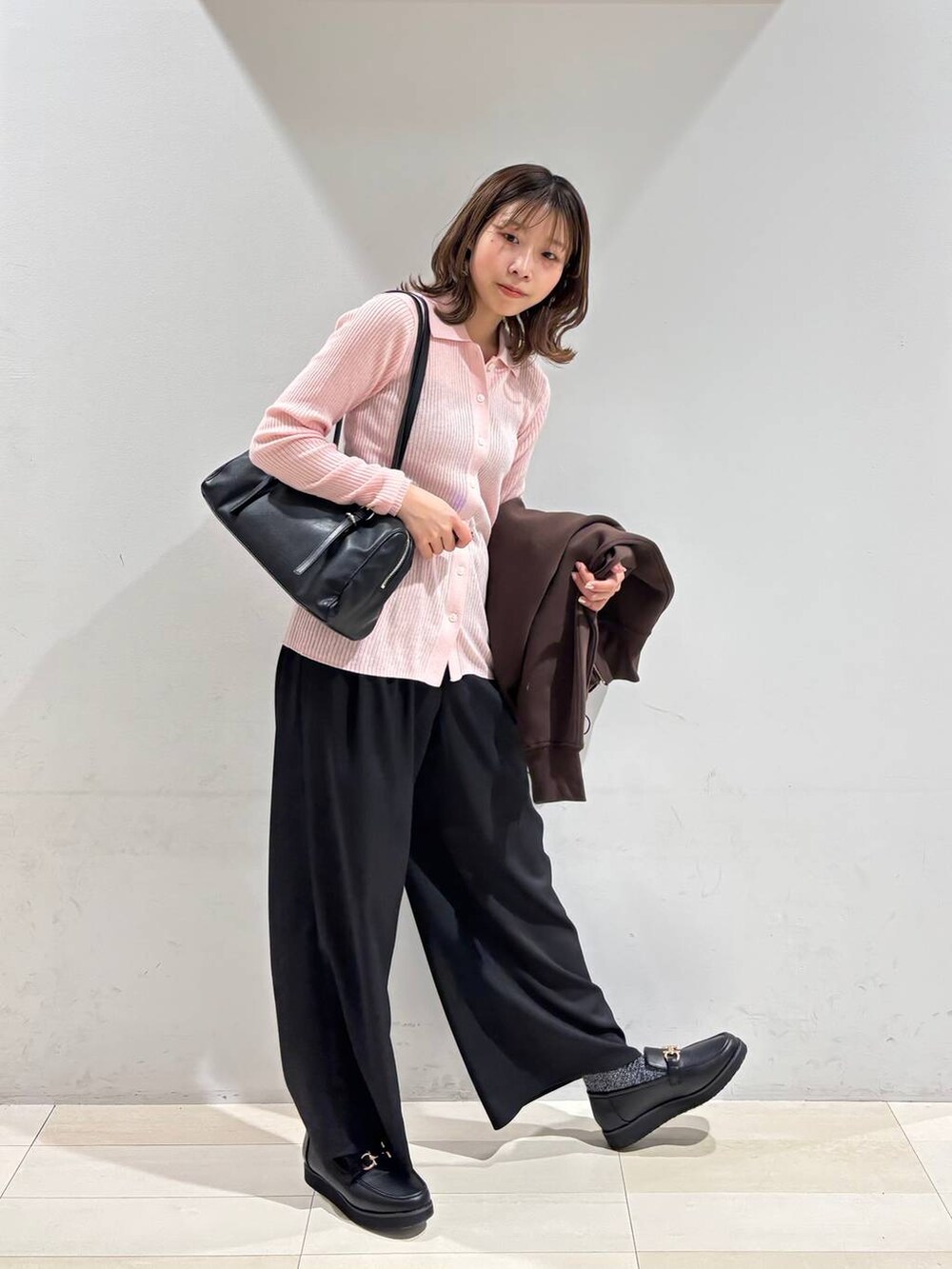 ブラック系のローファー、ブラック系のキャミソール、ブラック系のショルダーバッグを着用したレディースの春コーディネートの3枚目の写真