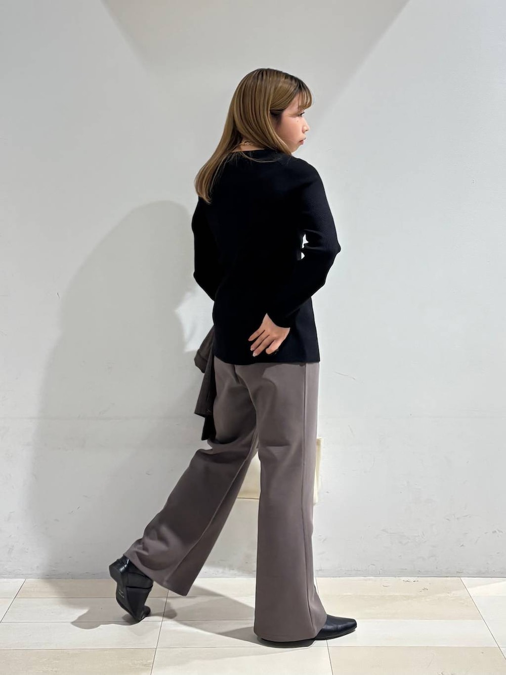 ブラウン系のその他パンツ、ブラック系のカーディガン/ボレロ、ブラック系のパンプスを着用したレディースの秋コーディネートの6枚目の写真