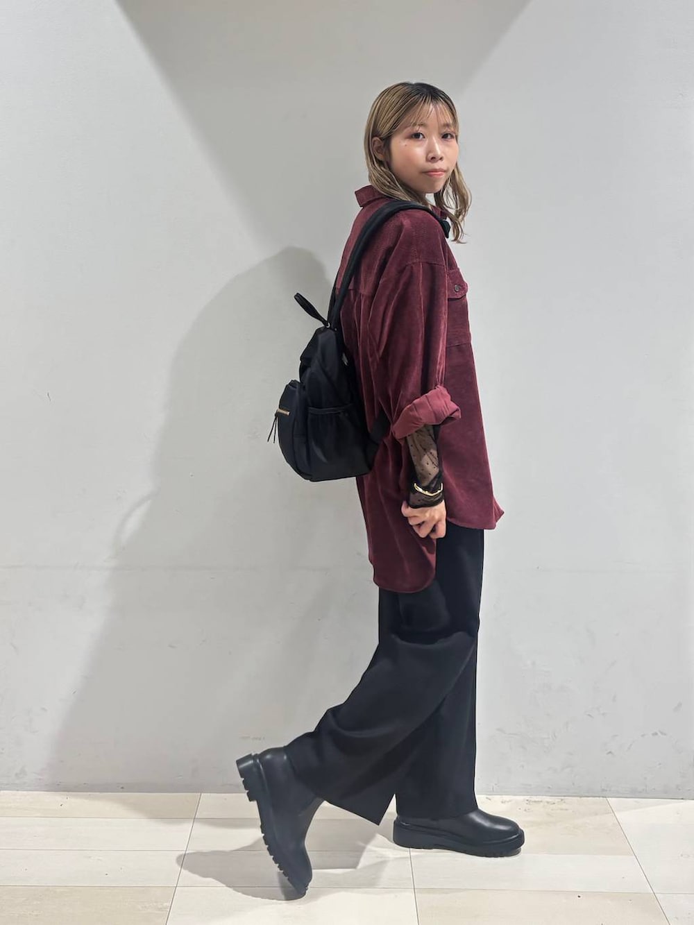 ブラック系のバックパック/リュック、レッド系のシャツ/ブラウス、ブラック系のTシャツ/カットソーを着用したレディースの秋コーディネートの2枚目の写真