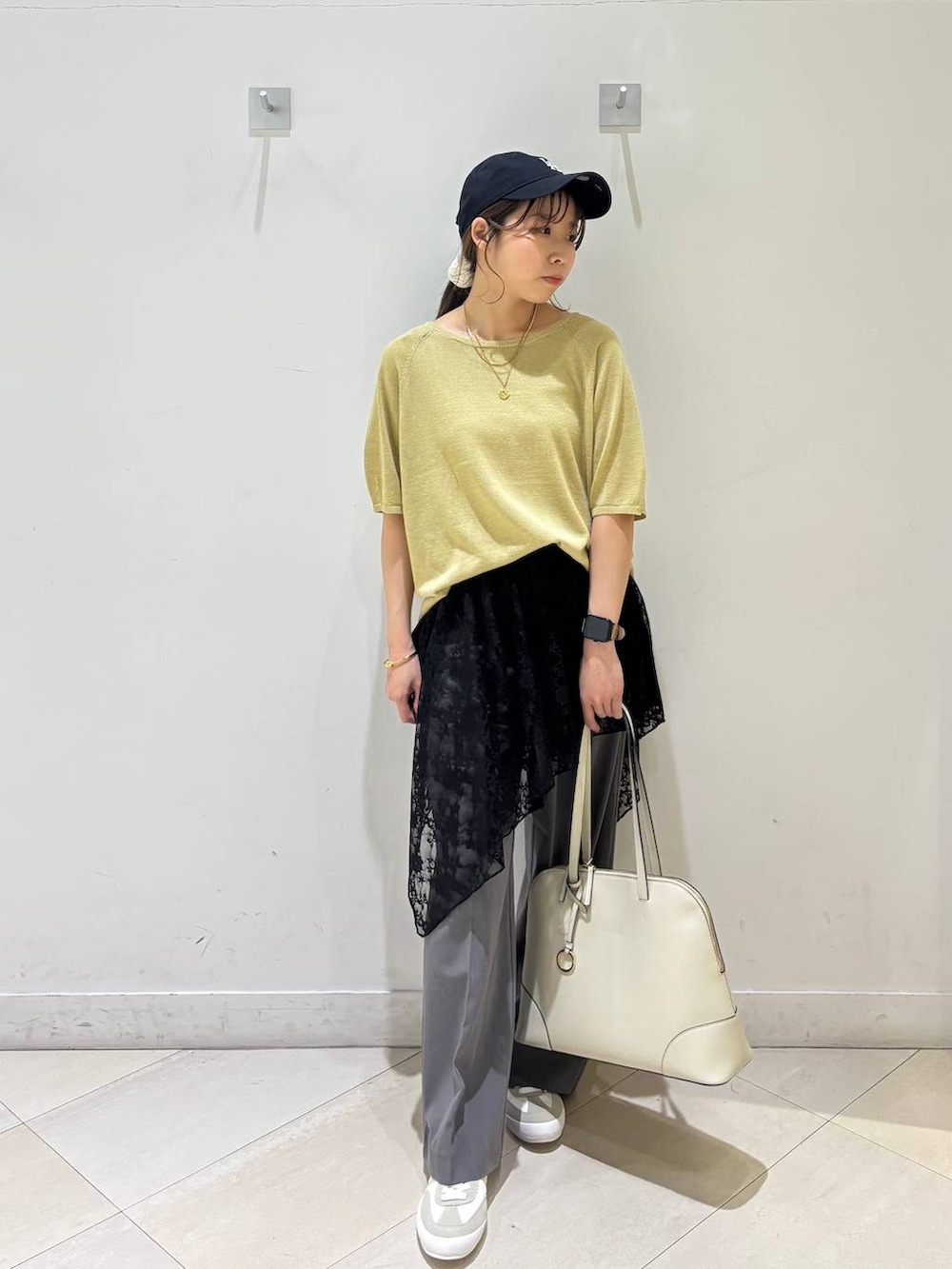 ホワイト系のスニーカー、イエロー系のTシャツ/カットソー、ブラック系のその他トップスを着用したレディースの夏コーディネートの9枚目の写真