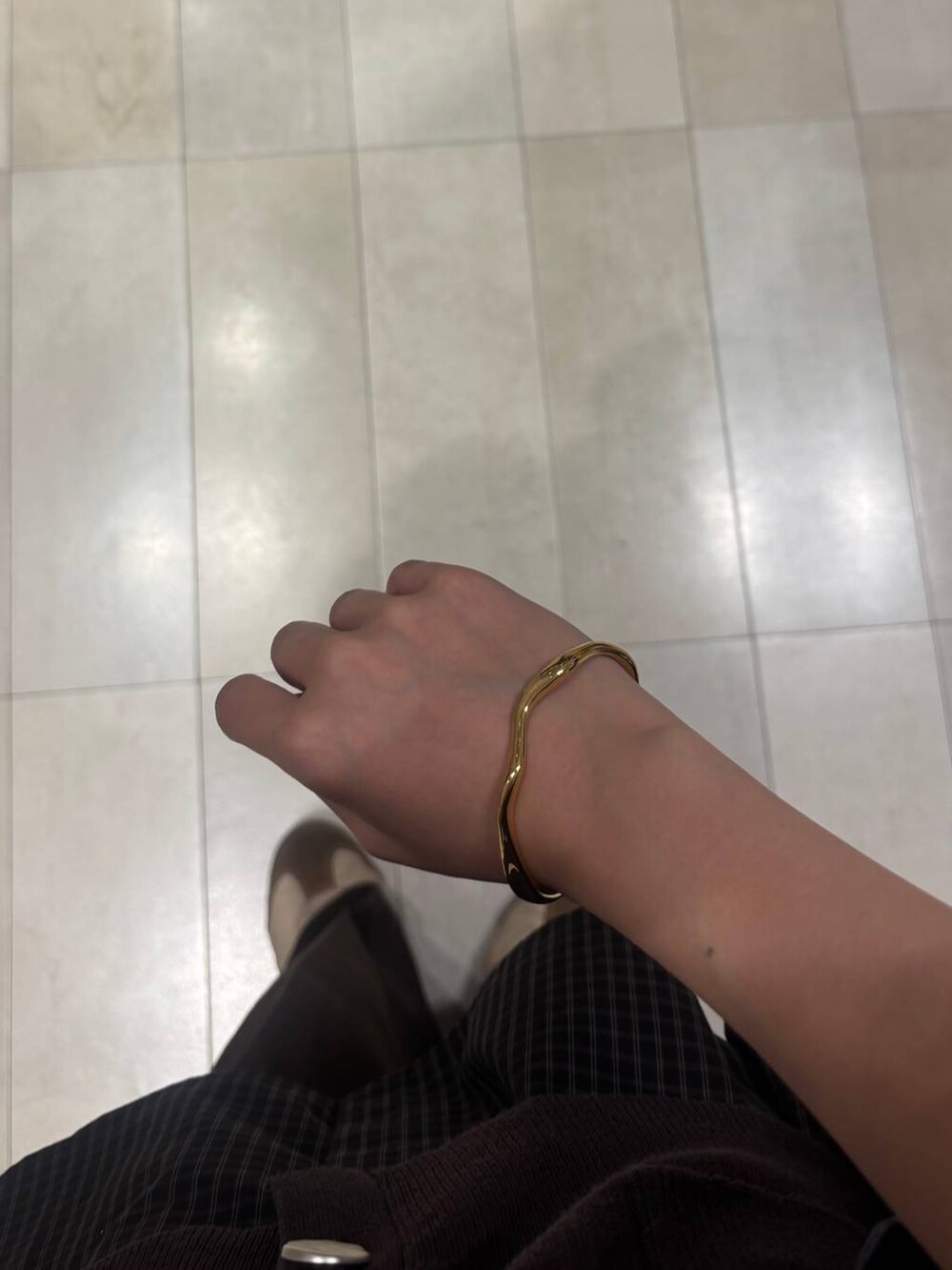 その他のシャツ/ブラウス、ブラウン系のその他パンツ、ブラウン系のベストを着用したレディースの秋コーディネートの6枚目の写真