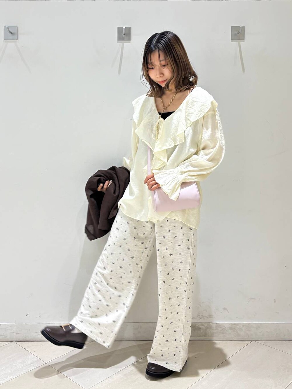 ブラウン系のローファー、ブラック系のキャミソール、ブラウン系のシャツ/ブラウスを着用したレディースの春コーディネートの3枚目の写真