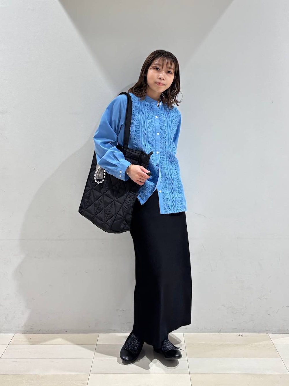 ブラック系のバレエシューズ、ブラック系のトートバッグ、ブラック系のスカートを着用したレディースの冬コーディネートの8枚目の写真