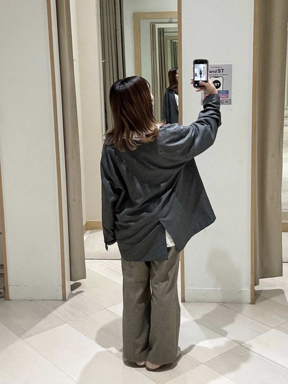 ベージュ系のその他パンツ、グレー系のテーラードジャケット、ブラウン系のタンクトップを着用したレディースの春コーディネートの8枚目の写真