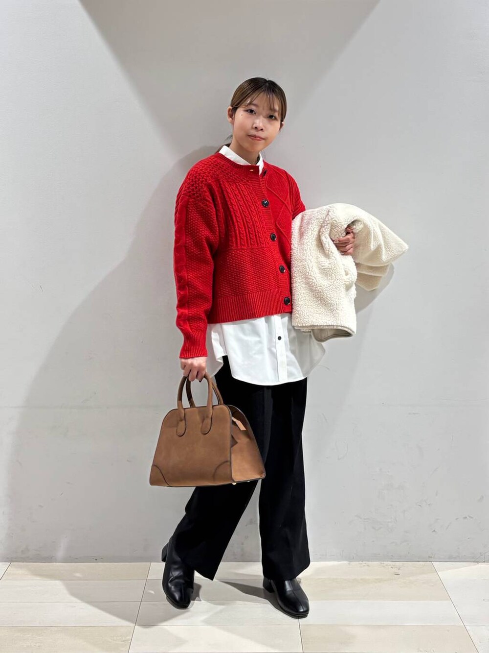 ホワイト系のシャツ/ブラウス、ブラック系のその他パンツ、ベージュ系のショルダーバッグを着用したレディースの秋コーディネートの8枚目の写真