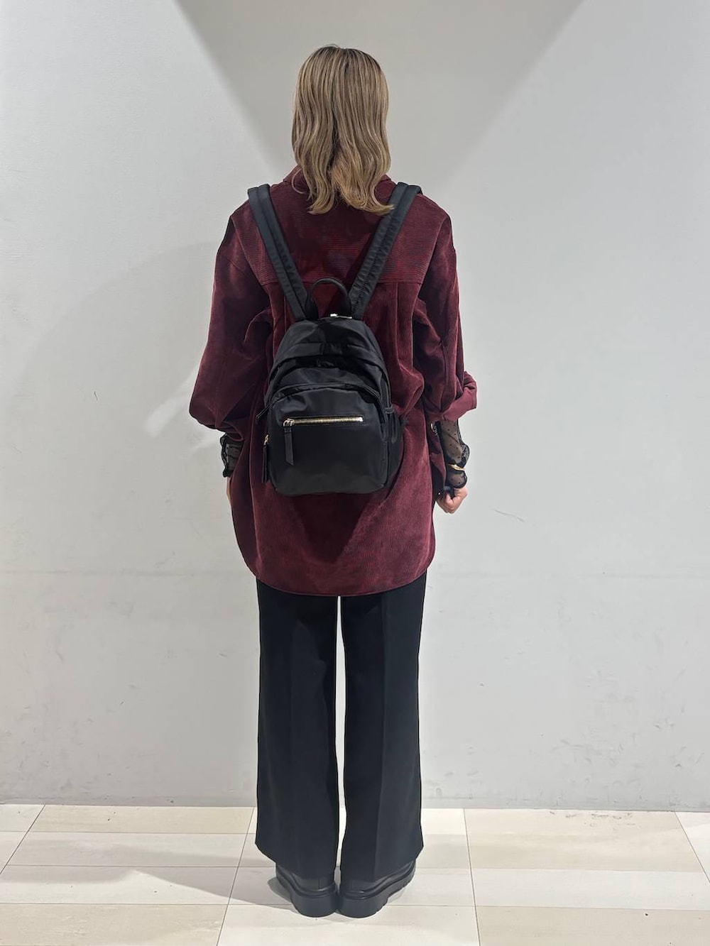 ブラック系のバックパック/リュック、レッド系のシャツ/ブラウス、ブラック系のTシャツ/カットソーを着用したレディースの秋コーディネートの7枚目の写真