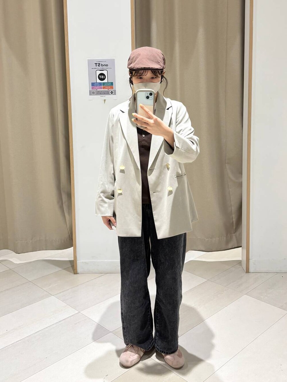 ベージュ系のテーラードジャケット、ブラウン系のタンクトップ、ホワイト系のTシャツ/カットソーを着用したレディースの春コーディネートの6枚目の写真