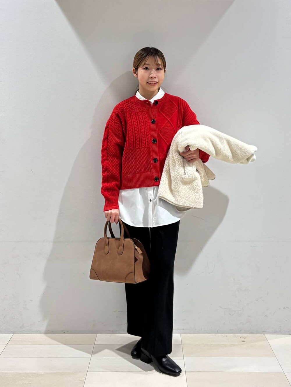 ホワイト系のシャツ/ブラウス、ブラック系のその他パンツ、ベージュ系のショルダーバッグを着用したレディースの秋コーディネートの9枚目の写真