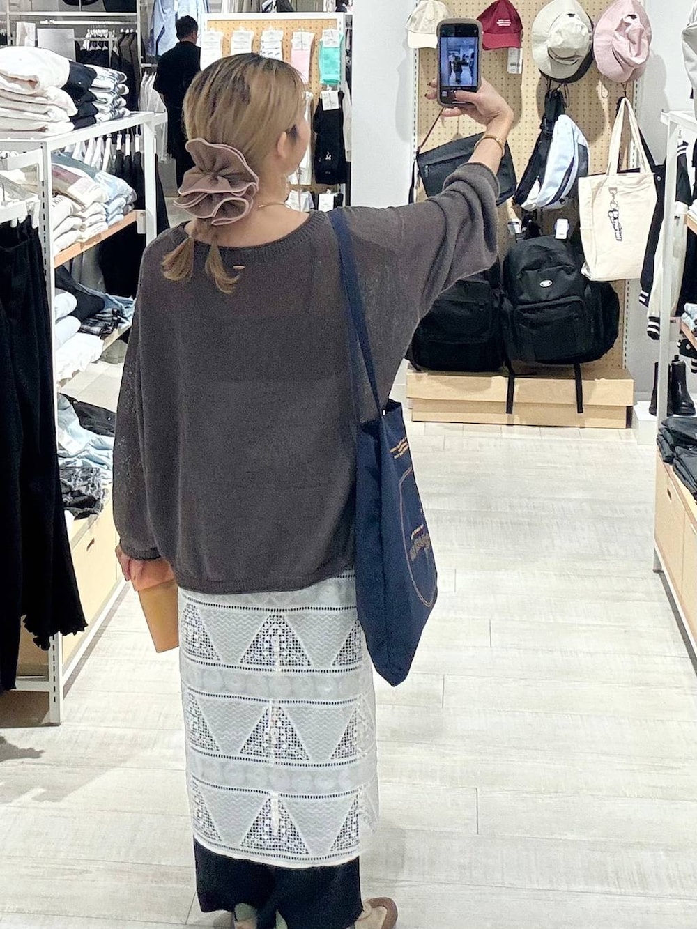 ブラック系のその他パンツ、ブラウン系のニット/セーター、ゴールド系のネックレスを着用したレディースの秋コーディネートの3枚目の写真