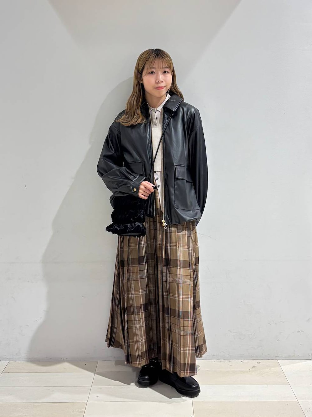 ベージュ系のTシャツ/カットソー、ブラック系のローファー、ブラック系のブルゾンを着用したレディースの秋コーディネートの2枚目の写真