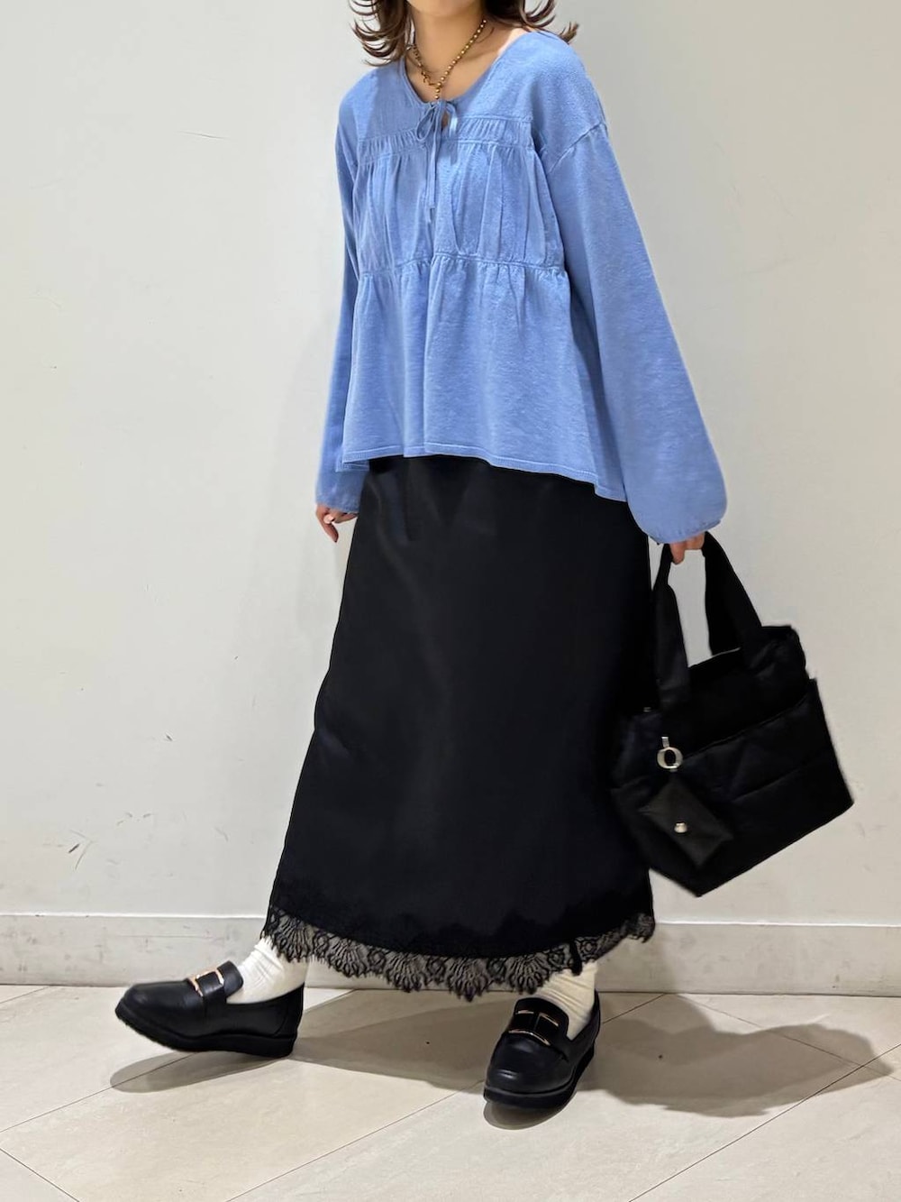 ブラック系のローファー、ブラック系のトートバッグ、ブルー系のカーディガン/ボレロを着用したレディースの春コーディネートの8枚目の写真