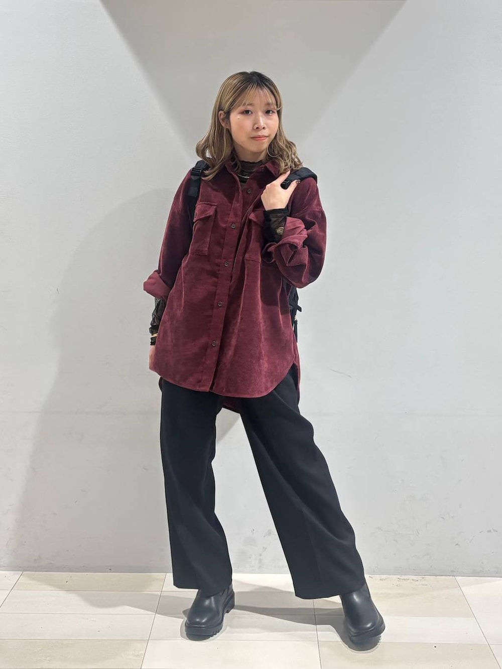 ブラック系のバックパック/リュック、レッド系のシャツ/ブラウス、ブラック系のTシャツ/カットソーを着用したレディースの秋コーディネートの4枚目の写真