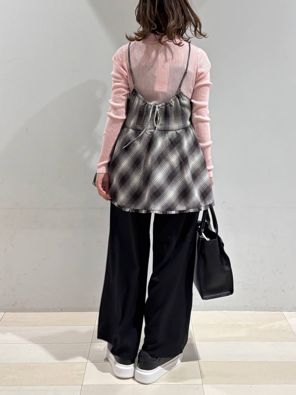 ブラック系のハンドバッグ、ブラック系のその他パンツ、ブラウン系のその他トップスを着用したレディースの春コーディネートの4枚目の写真