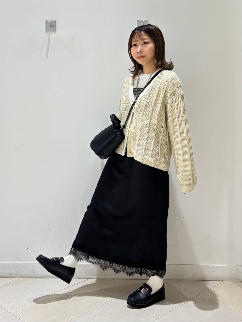 ブラック系のローファー、ホワイト系のTシャツ/カットソー、ホワイト系のカーディガン/ボレロを着用したレディースの春コーディネートの3枚目の写真