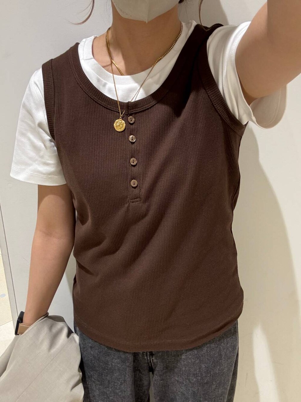 ベージュ系のテーラードジャケット、ブラウン系のタンクトップ、ホワイト系のTシャツ/カットソーを着用したレディースの春コーディネートの4枚目の写真