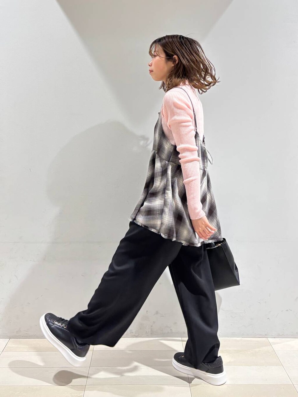 ブラック系のハンドバッグ、ブラック系のその他パンツ、ブラウン系のその他トップスを着用したレディースの春コーディネートの5枚目の写真