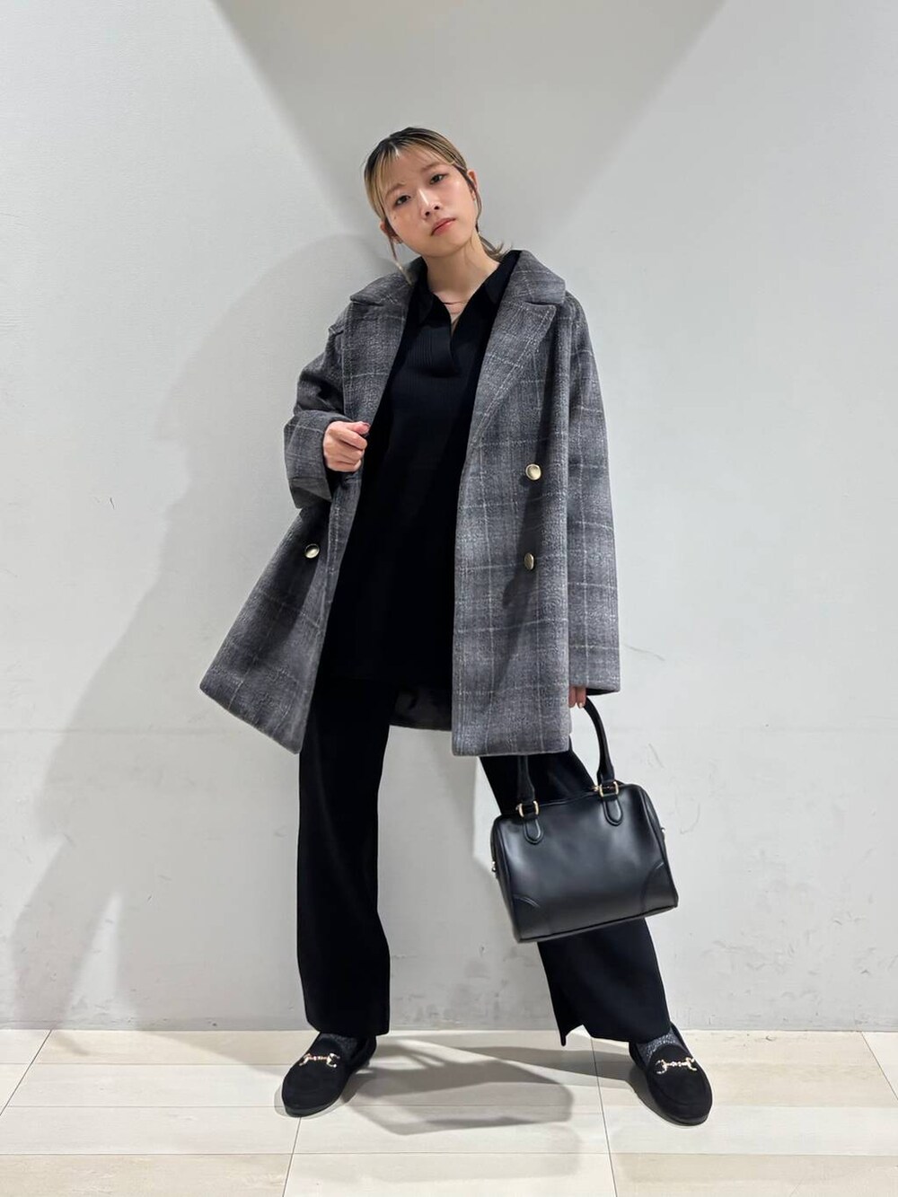 その他のチェスターコート、ブラック系のカーディガン/ボレロ、ブラック系のその他パンツを着用したレディースの秋コーディネートの2枚目の写真