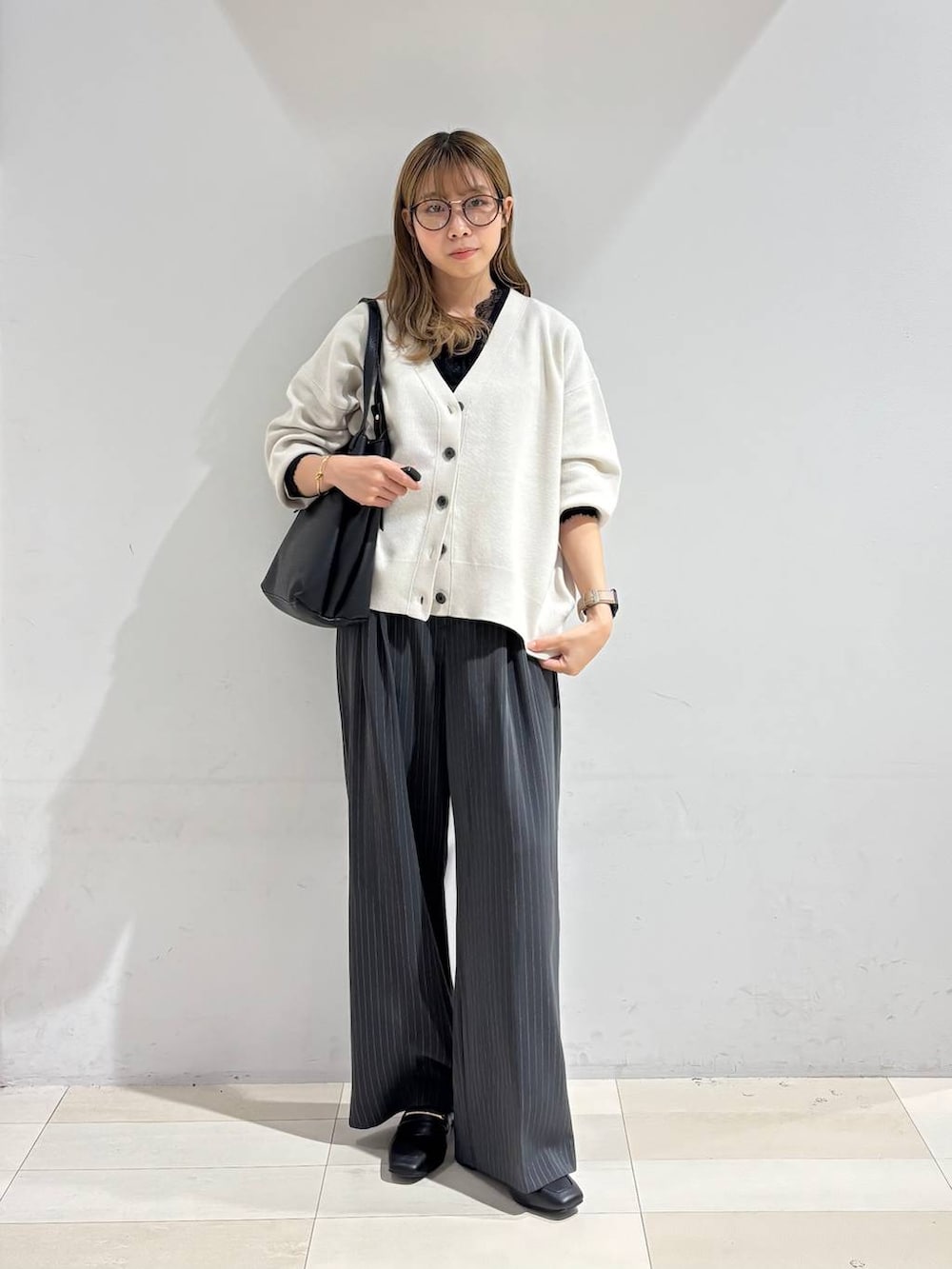 ブラック系のTシャツ/カットソー、グレー系のその他パンツ、ブラック系のトートバッグを着用したレディースの秋コーディネートの2枚目の写真