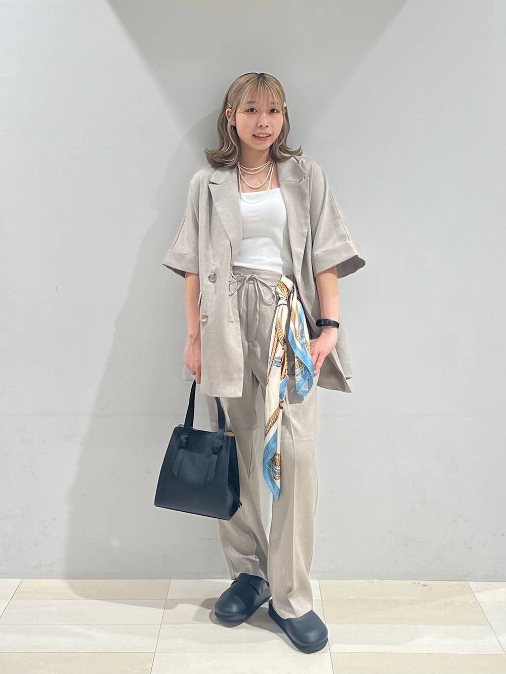 ブラック系のショルダーバッグ、ホワイト系のキャミソール、ブラック系のサンダルを着用したレディースの夏コーディネートの9枚目の写真