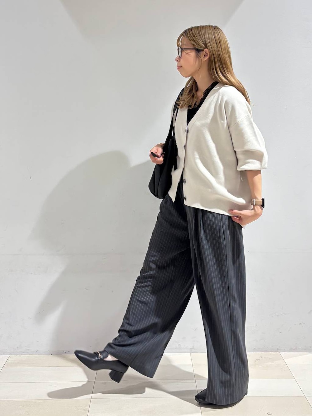 ブラック系のTシャツ/カットソー、グレー系のその他パンツ、ブラック系のトートバッグを着用したレディースの秋コーディネートの3枚目の写真