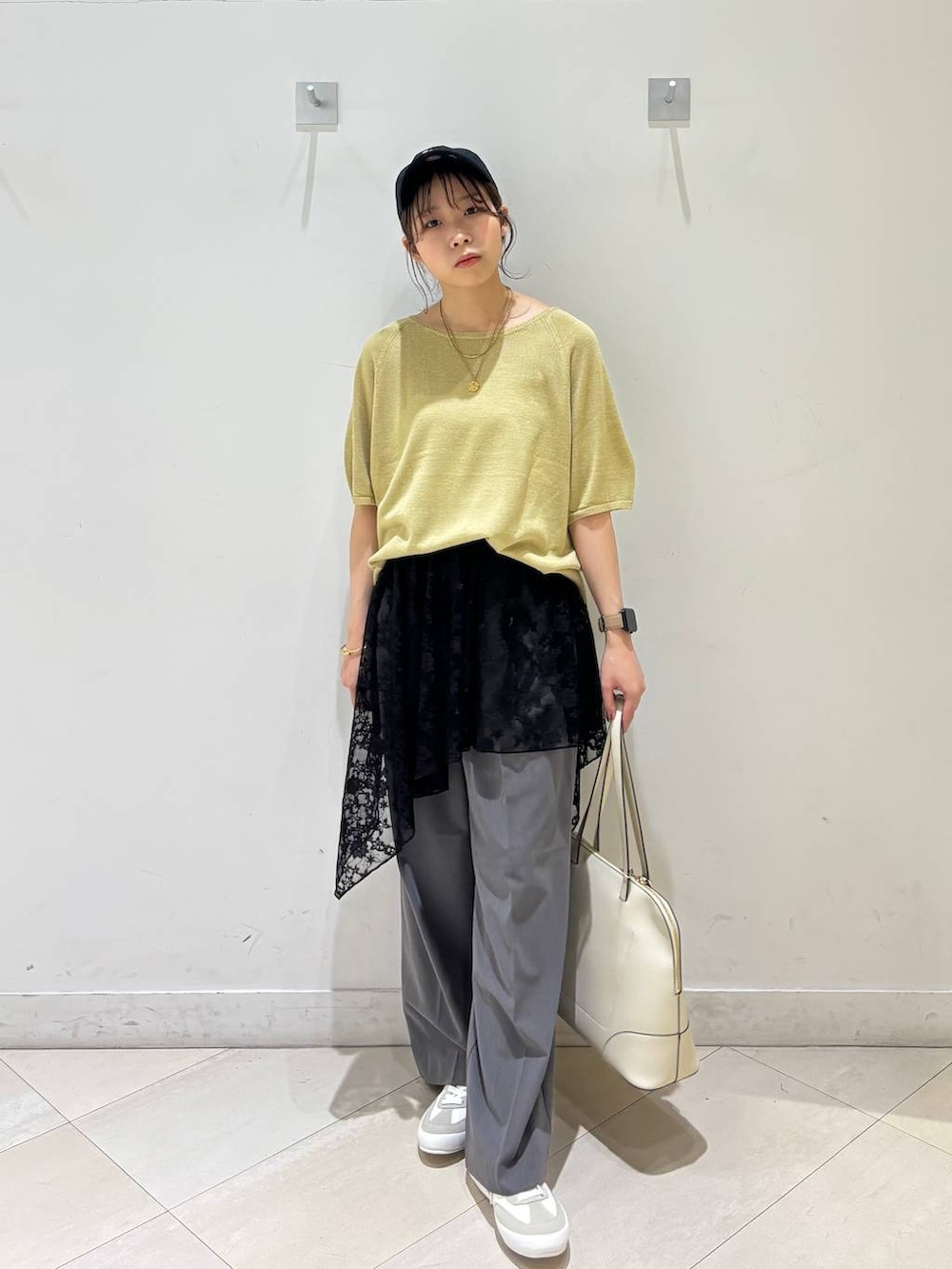 ホワイト系のスニーカー、イエロー系のTシャツ/カットソー、ブラック系のその他トップスを着用したレディースの夏コーディネートの8枚目の写真