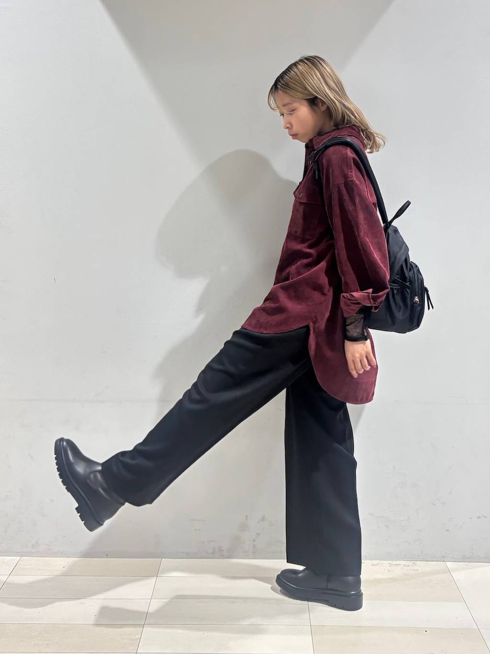 ブラック系のバックパック/リュック、レッド系のシャツ/ブラウス、ブラック系のTシャツ/カットソーを着用したレディースの秋コーディネートの8枚目の写真