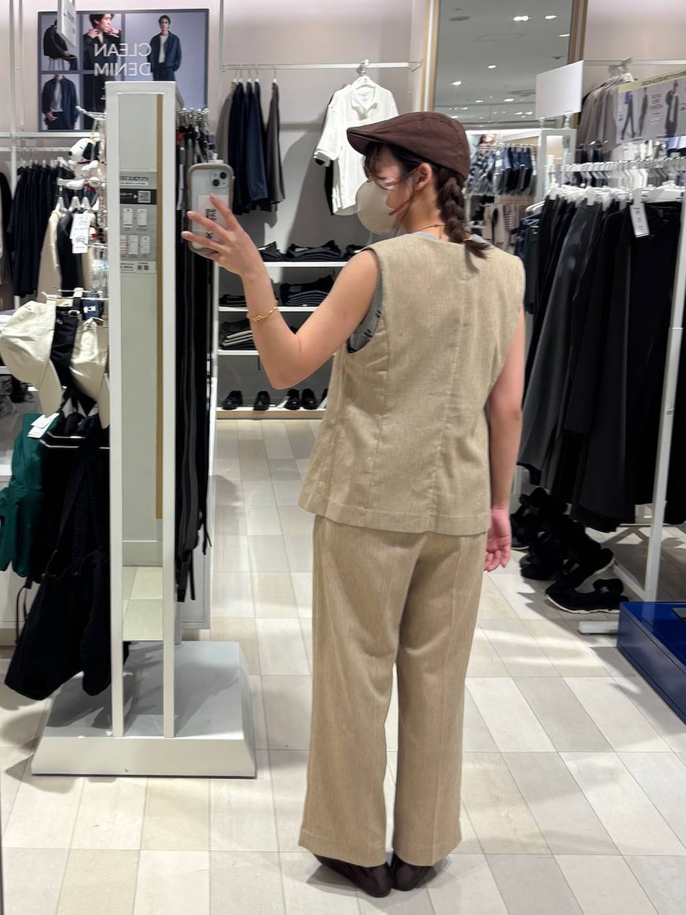 ベージュ系のその他パンツ、ベージュ系のベスト、グレー系のニット/セーターを着用したレディースの夏コーディネートの3枚目の写真