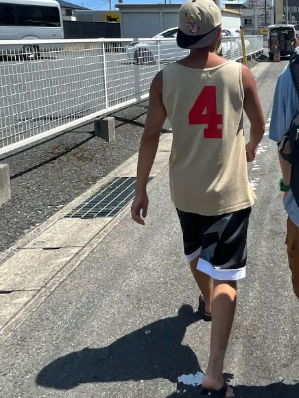 「ビーサン、supreme、タンクトップ、バスパン」｜「Supreme のアイテム（キャップ、ベージュ系）」を使った、はるぼーさん（メンズ・168cm）の秋コーディネートの3枚目の写真