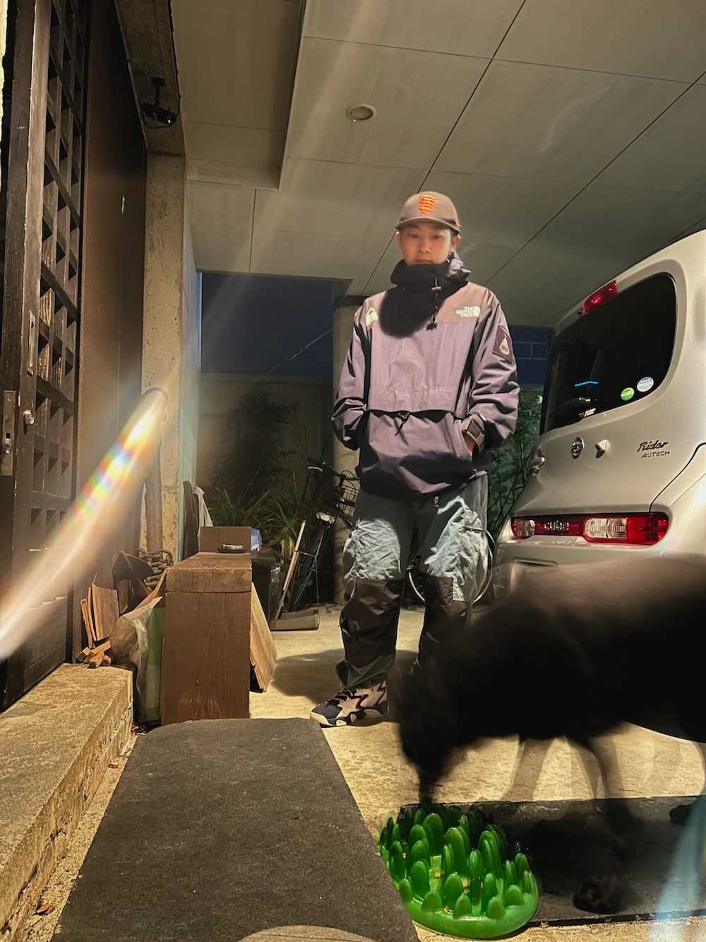 ブルー系のカーゴパンツ、ブラック系のマウンテンパーカー、その他のシューズを着用したメンズの秋コーディネートの3枚目の写真
