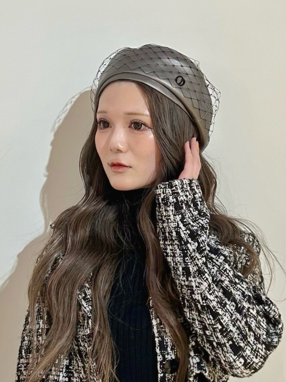 シルバー系のハンチング/ベレー帽を着用したレディースの秋コーディネートの2枚目の写真