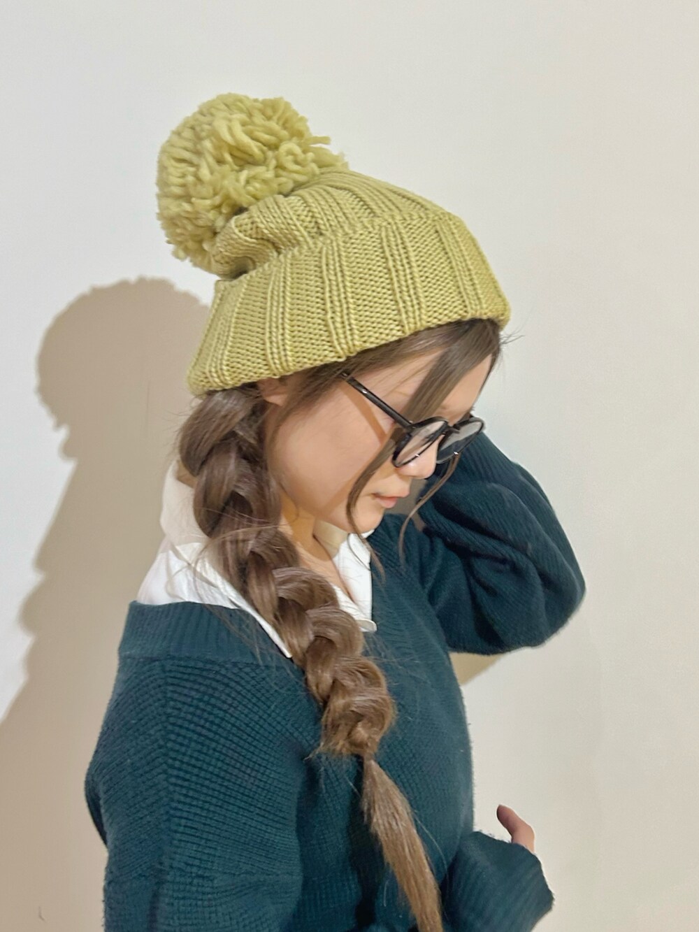 イエロー系のニットキャップ/ビーニーを着用したレディースの秋コーディネートの2枚目の写真