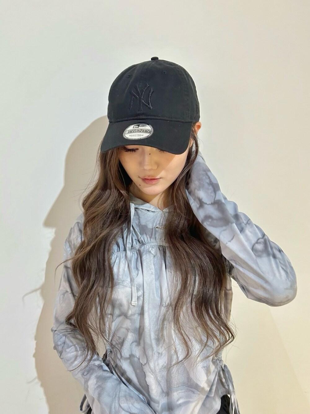 ブラック系のキャップを着用したレディースの春コーディネートの2枚目の写真