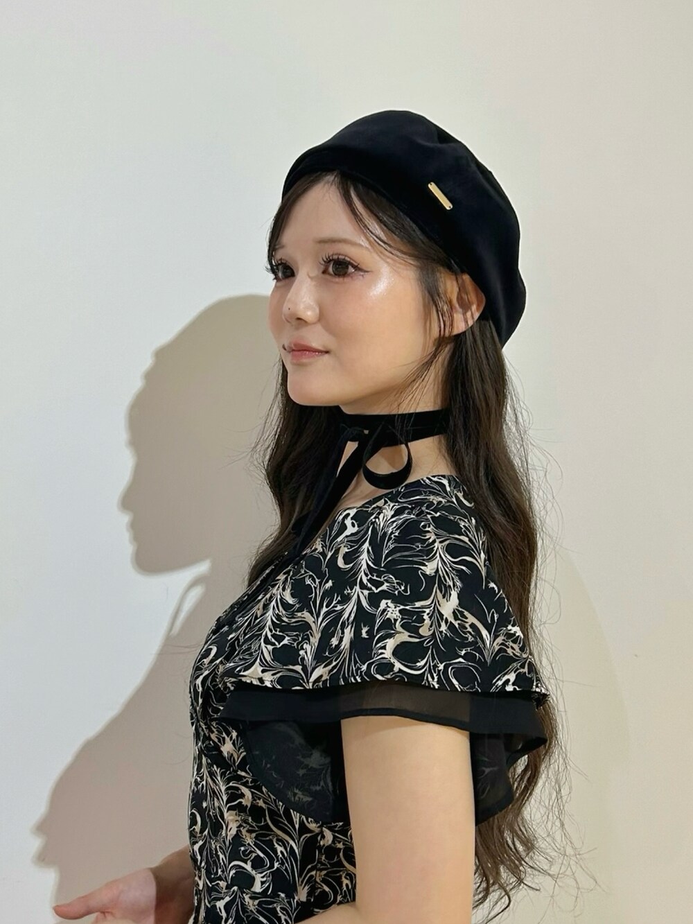 ブラック系のハンチング/ベレー帽を着用したレディースの夏コーディネートの2枚目の写真