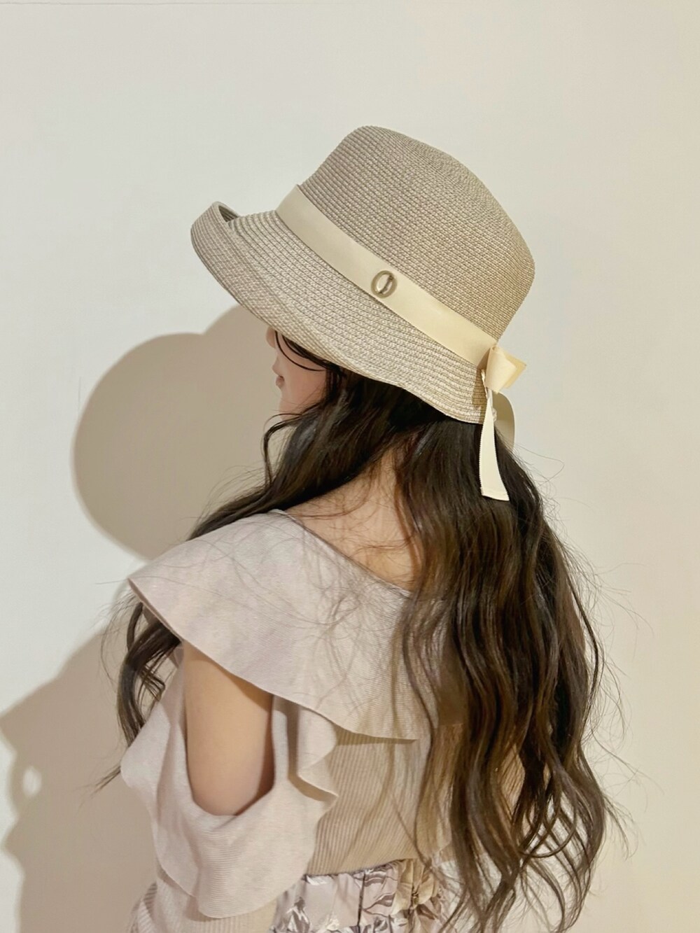 ベージュ系のハットを着用したレディースの春コーディネートの2枚目の写真