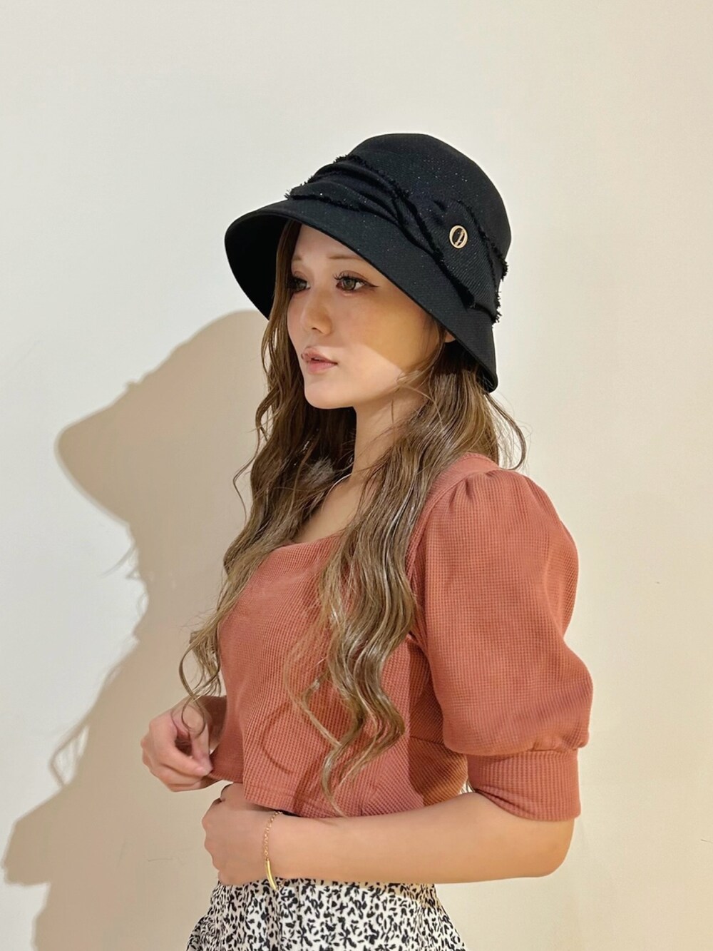 ブラック系のハットを着用したレディースの秋コーディネートの2枚目の写真