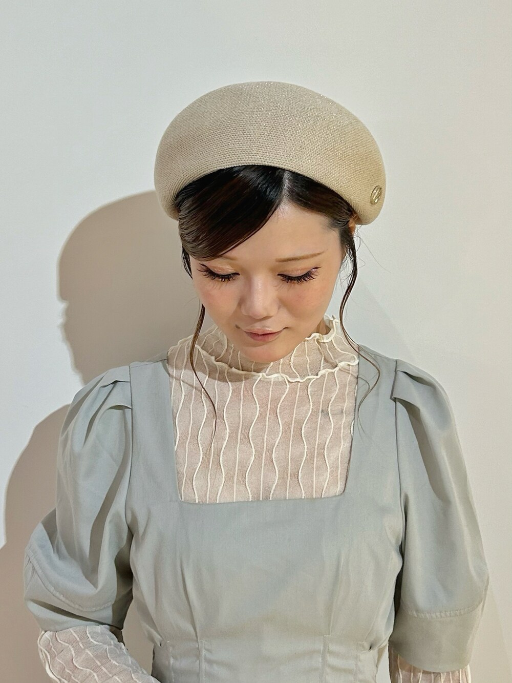 ベージュ系のハンチング/ベレー帽を着用したレディースの秋コーディネートの2枚目の写真