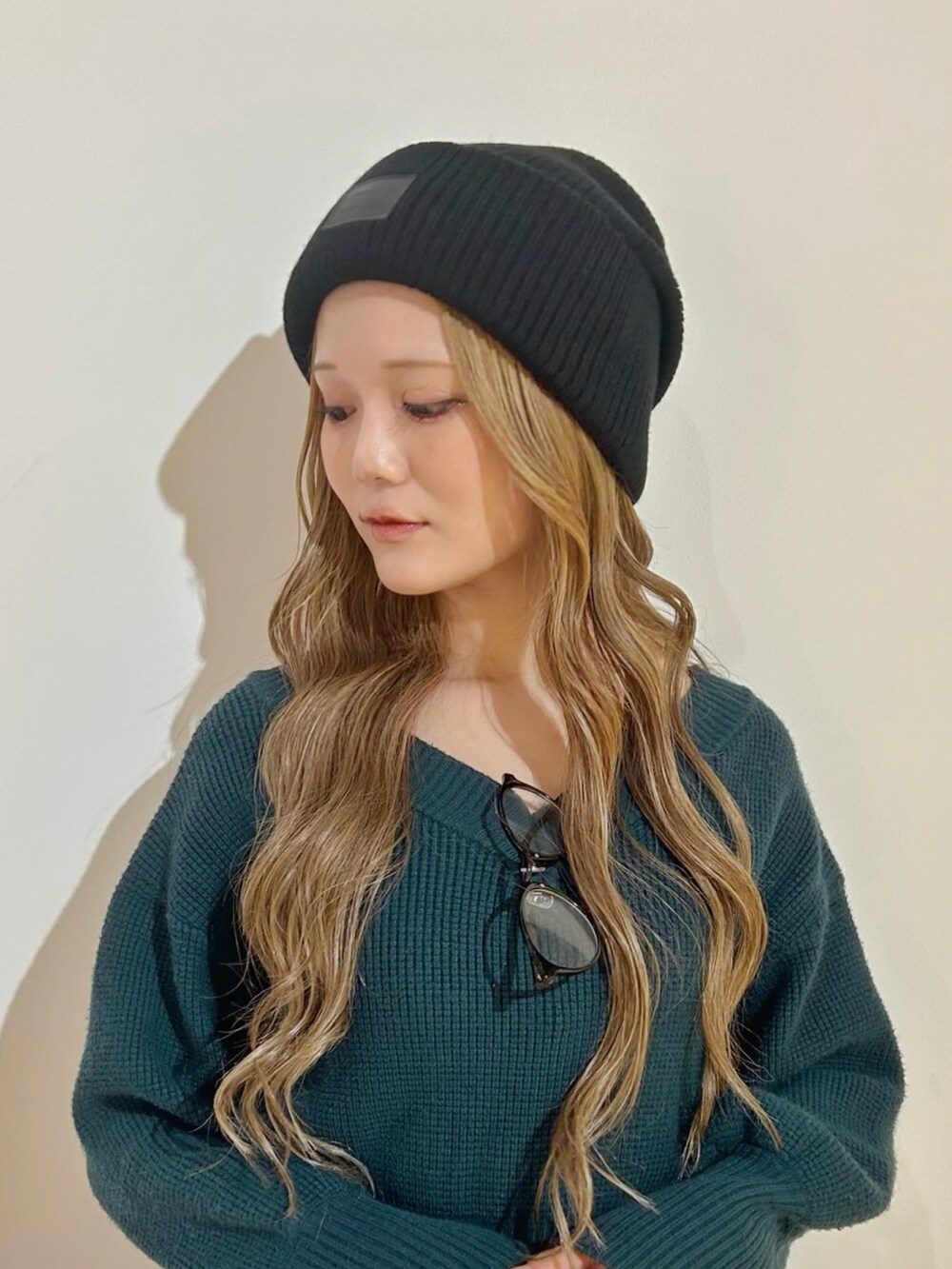 ブラック系のニットキャップ/ビーニーを着用したレディースの秋コーディネートの2枚目の写真