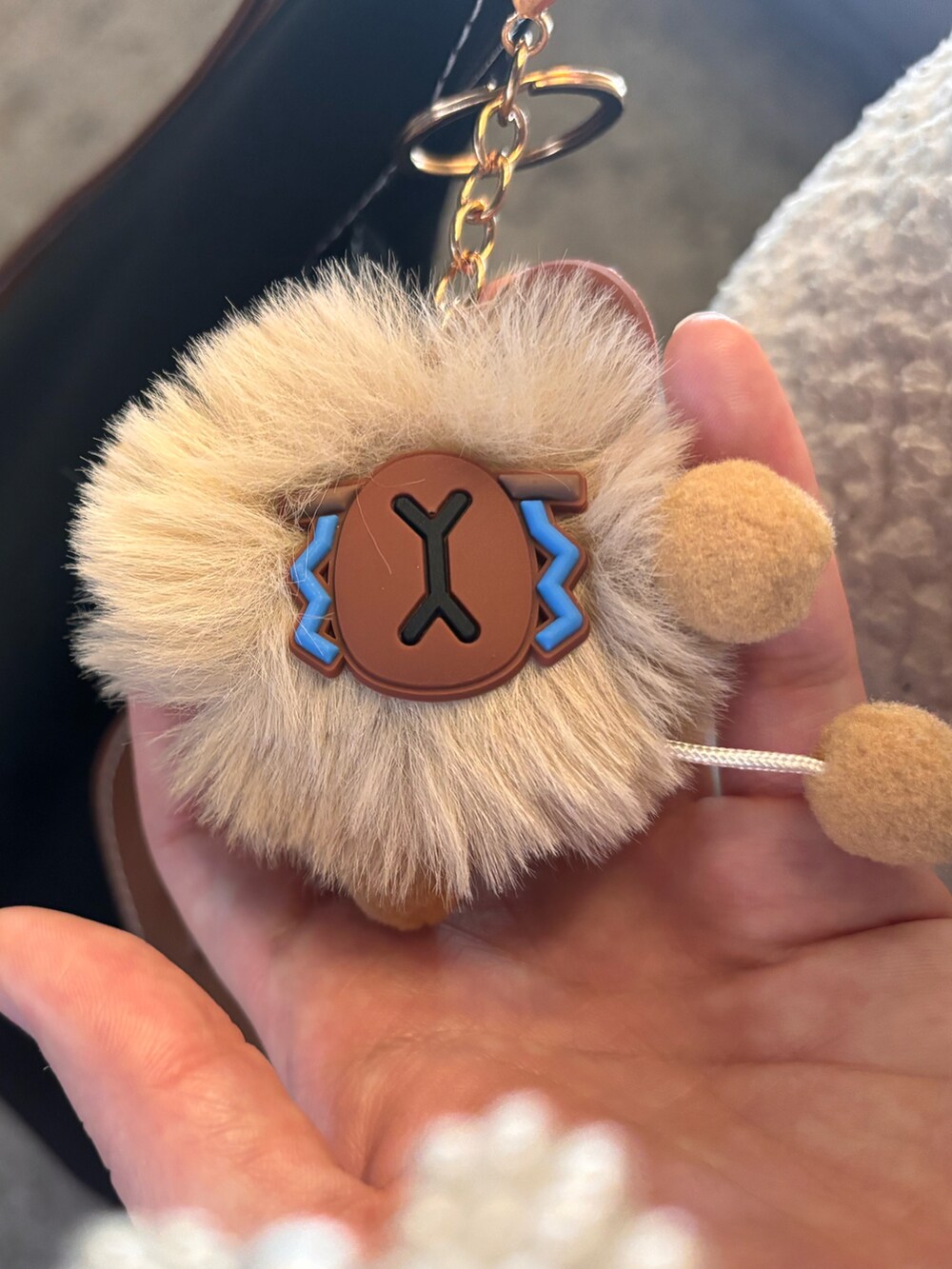 ホワイト系のTシャツ/カットソー、ホワイト系のブルゾン、ブラック系のショルダーバッグを着用したレディースの冬コーディネートの2枚目の写真