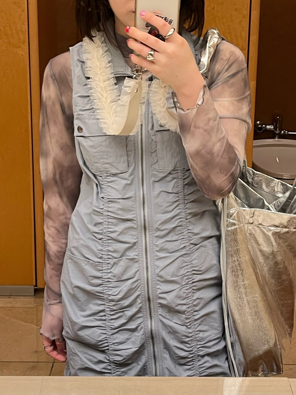 「春のNewスタイル、laguagem、LOWRYS FARM、アパレルスタッフ、春服コーデ、春服、ootd、出勤コーデ、メガネ女子、韓国ファッション、お花見コーデ」｜「LAGUA GEMのNECK RIB NYLON MIX ワンピース（ワンピース、グレー系）」を使った、暖乃さん（レディース・159cm）の春コーディネートの3枚目の写真