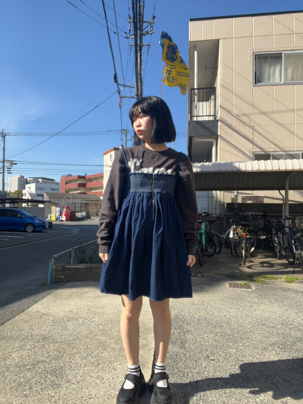 「LOWRYS FARM、JEANASIS、アパレルスタッフ、出勤コーデ、春のおしゃ見えテクニック、ootd、スタッフコラボワンピース、春コーデ」｜「LOWRYS FARMのアイテム（オールインワン・サロペット、ブルー系）」を使った、暖乃さん（レディース・159cm）の春コーディネートの2枚目の写真