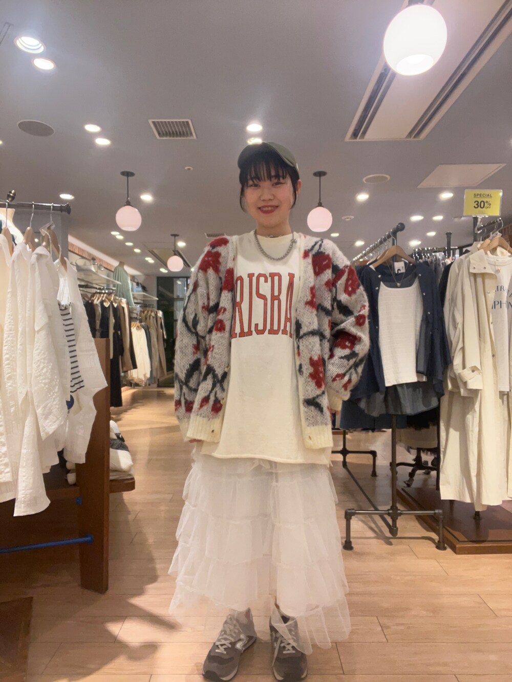 「春ファッション、ローリーズファーム(LOWRYS FARM)、RODEO CROWNS WIDE BOWL、アパレルスタッフ、出勤コーデ、ootd、春コーデ、チュールスカート」｜「RODEO CROWNS WIDE BOWLのパターンシャギーニットカーディガン（カーディガン/ボレロ、ホワイト系）」を使った、暖乃さん（レディース・159cm）の春コーディネートの2枚目の写真